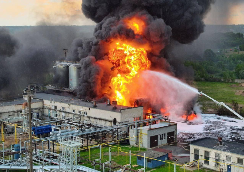 У Росії заявили про нічну атаку дронів на Саратовський НПЗ і нафтобазу в Ростовській області У Росії заявили про нічну атаку дронів на Саратовський НПЗ і нафтобазу в Ростовській області